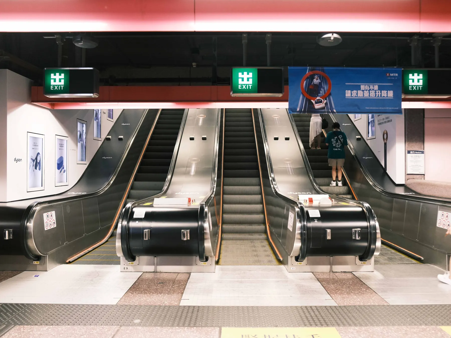 車站扶手電梯大堂兩側燈箱