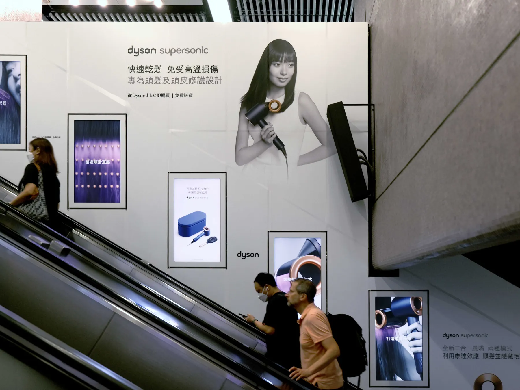 扶手電梯兩旁的 Supersonic 牆身廣告