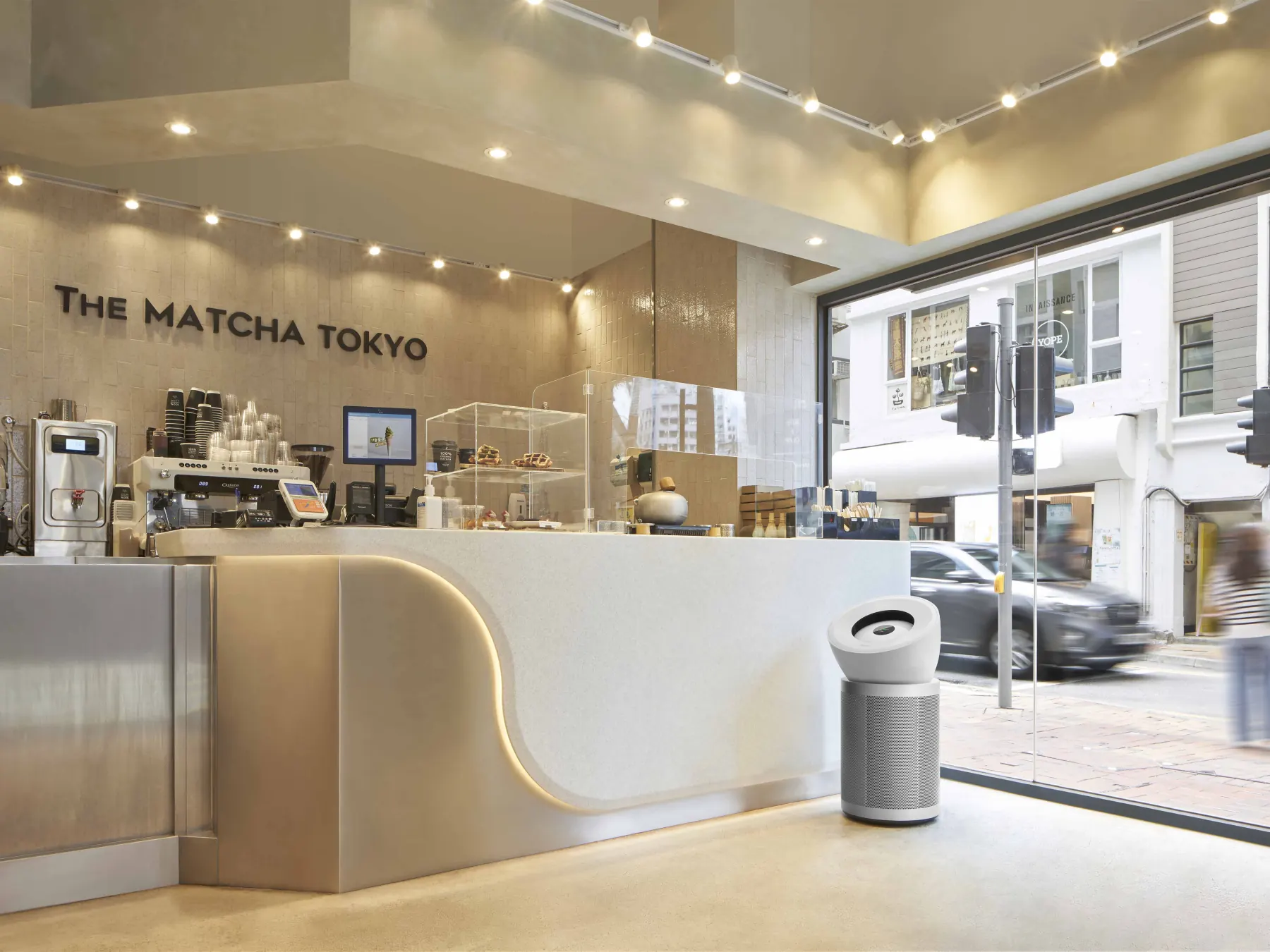 咖啡店櫃枱上的空氣清新機